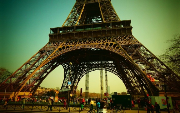 Sous les pieds de la tour Eiffel