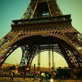 Sous les pieds de la tour Eiffel