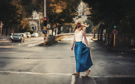 Femme traversant la rue