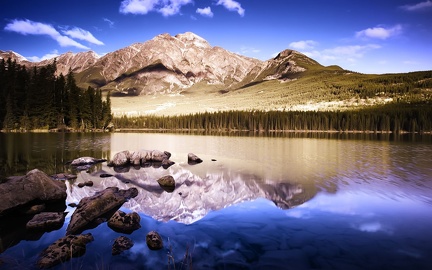 Lac dans les montagnes (3)