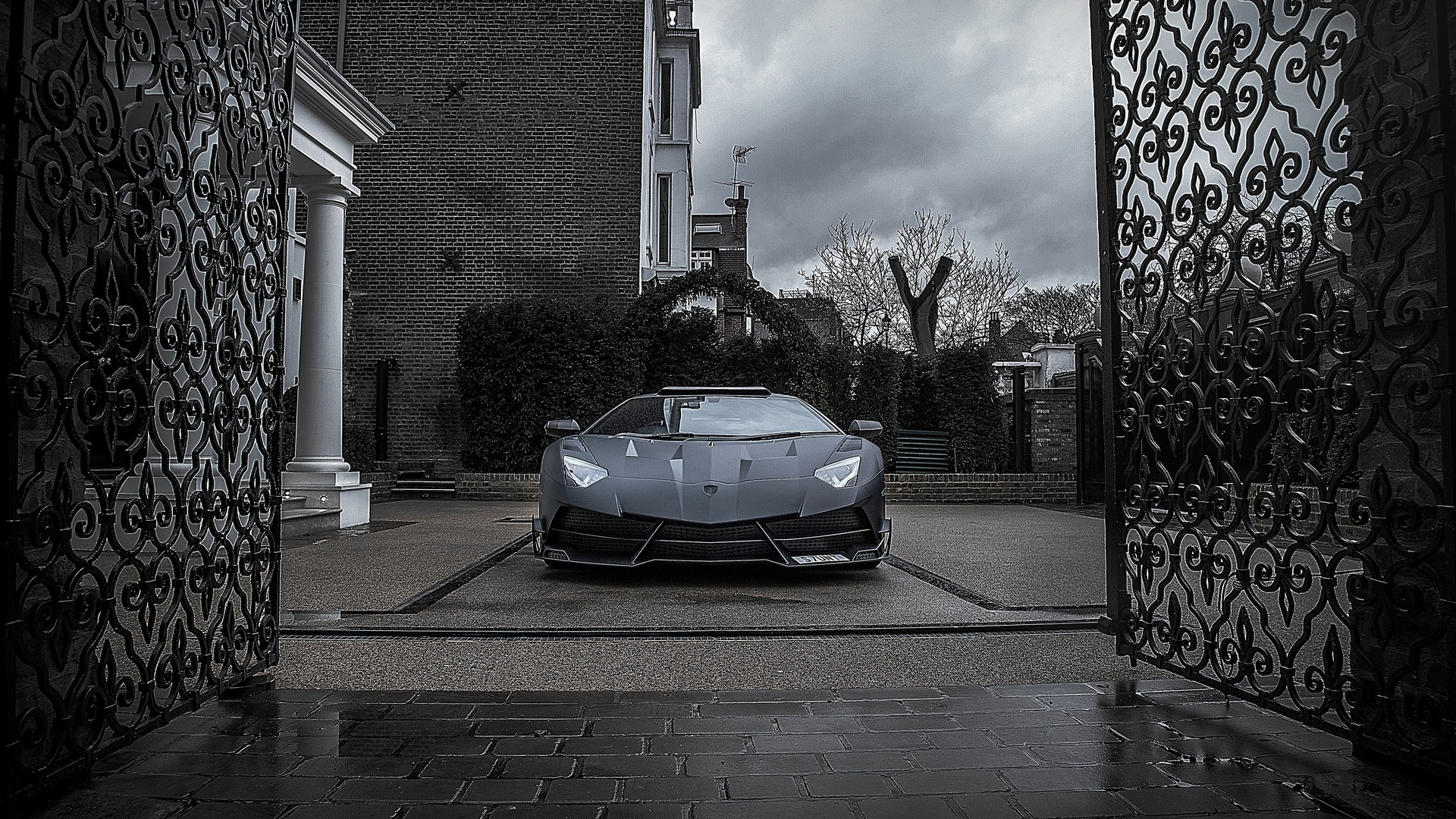 Lamborghini portail demeure.jpg