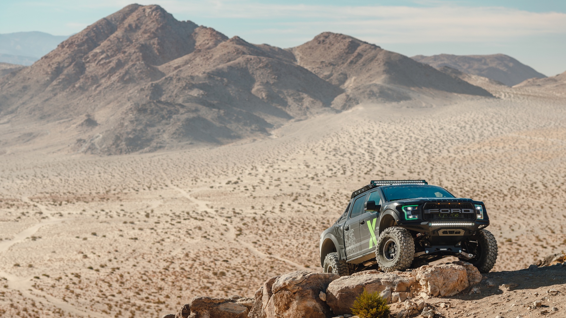Ford Ranger Raptor dans le désert.jpg