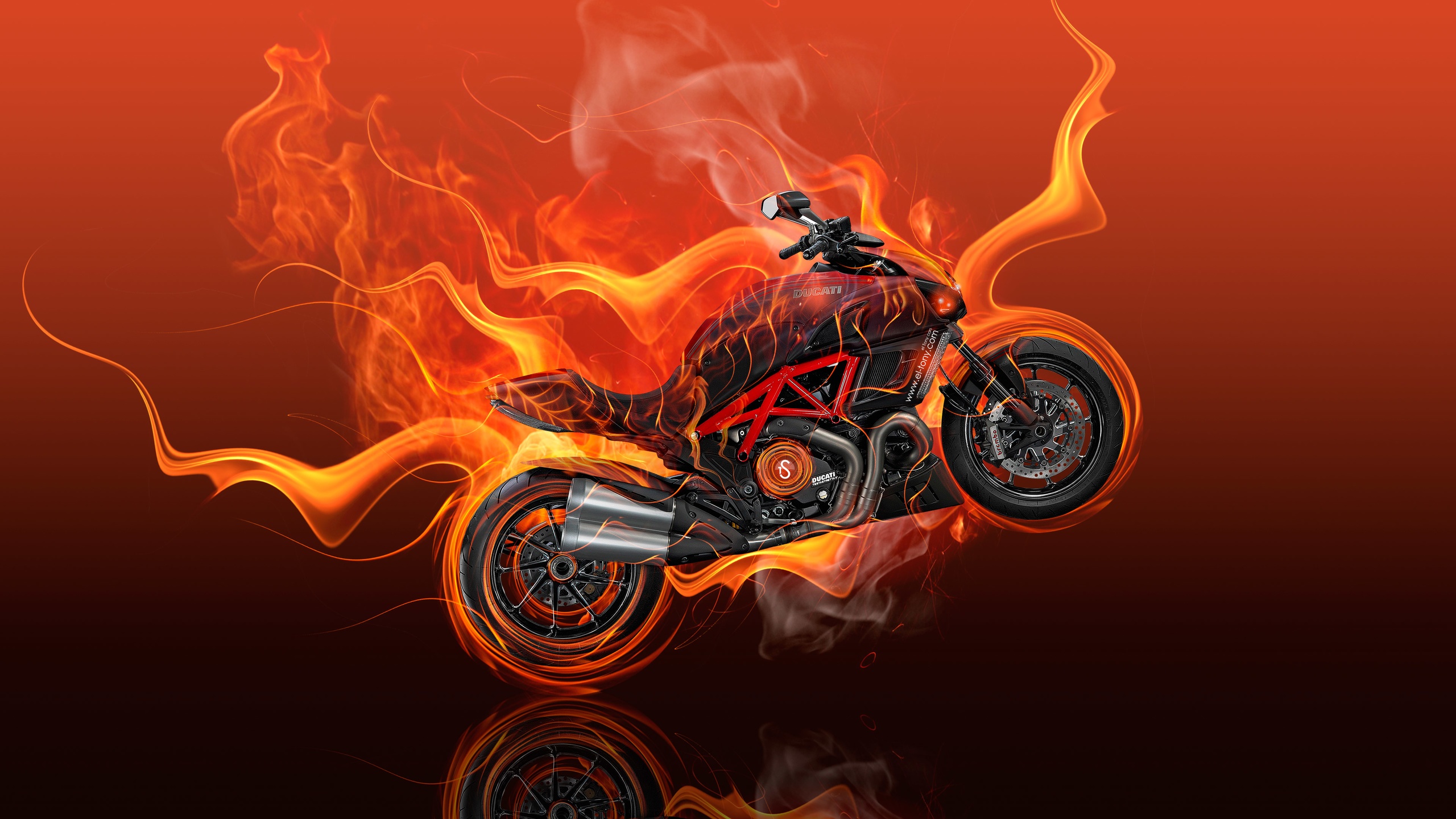 Ducati en feu - fond d'écran 