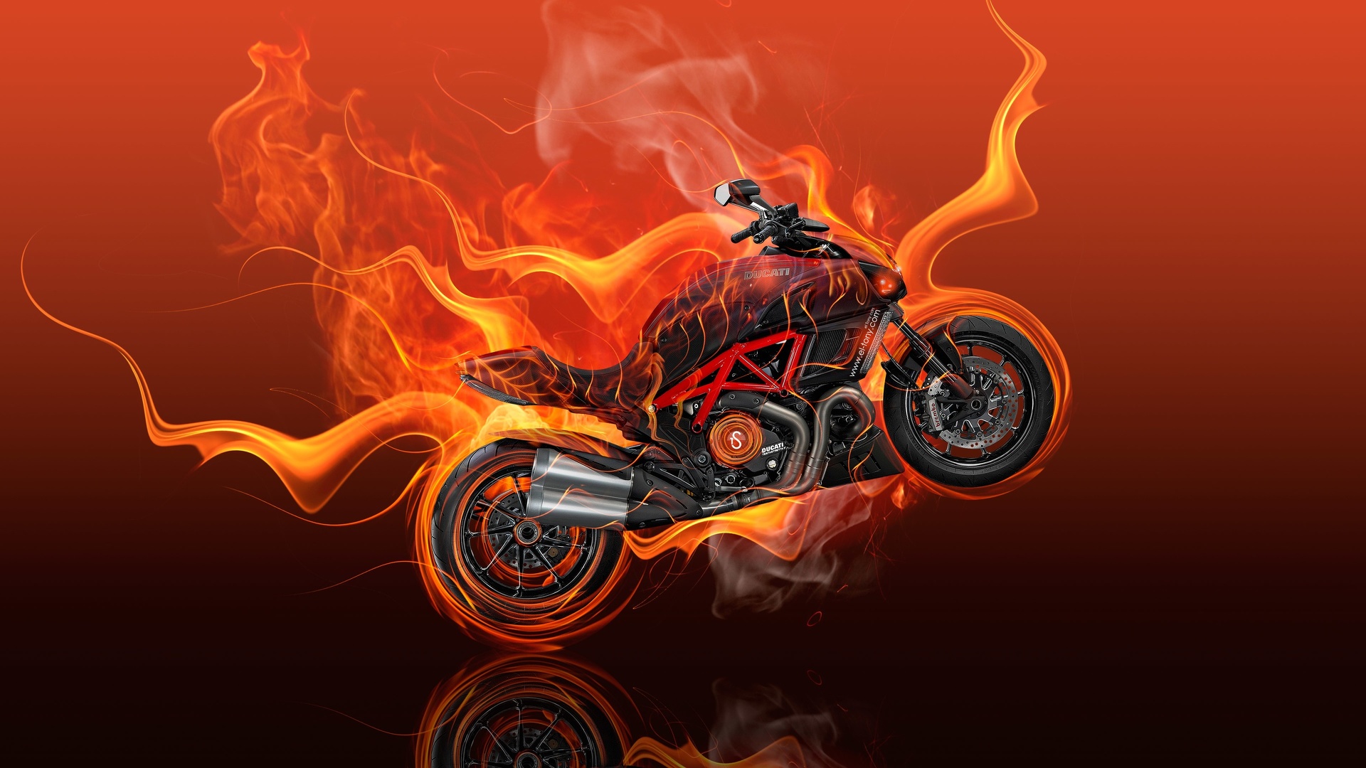 Ducati en feu - fond d'écran .jpg