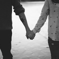 Couple se donne la main