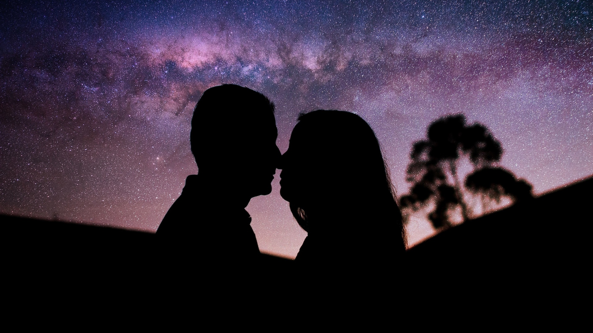 Couple s'embrassant sous les étoiles.jpg