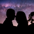 Couple s'embrassant sous les étoiles
