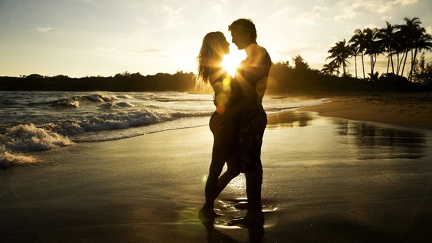 Couple sur la plage - fond d'écran