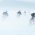 Course de motos cross dans la neige