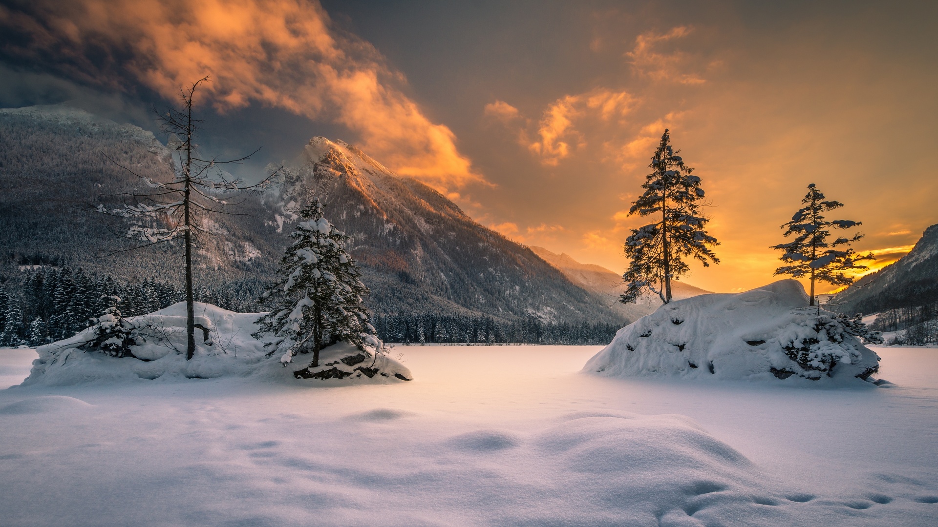 Coucher de soleil en hiver dans les montagnes.jpg
