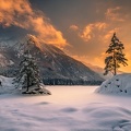 Coucher de soleil en hiver dans les montagnes