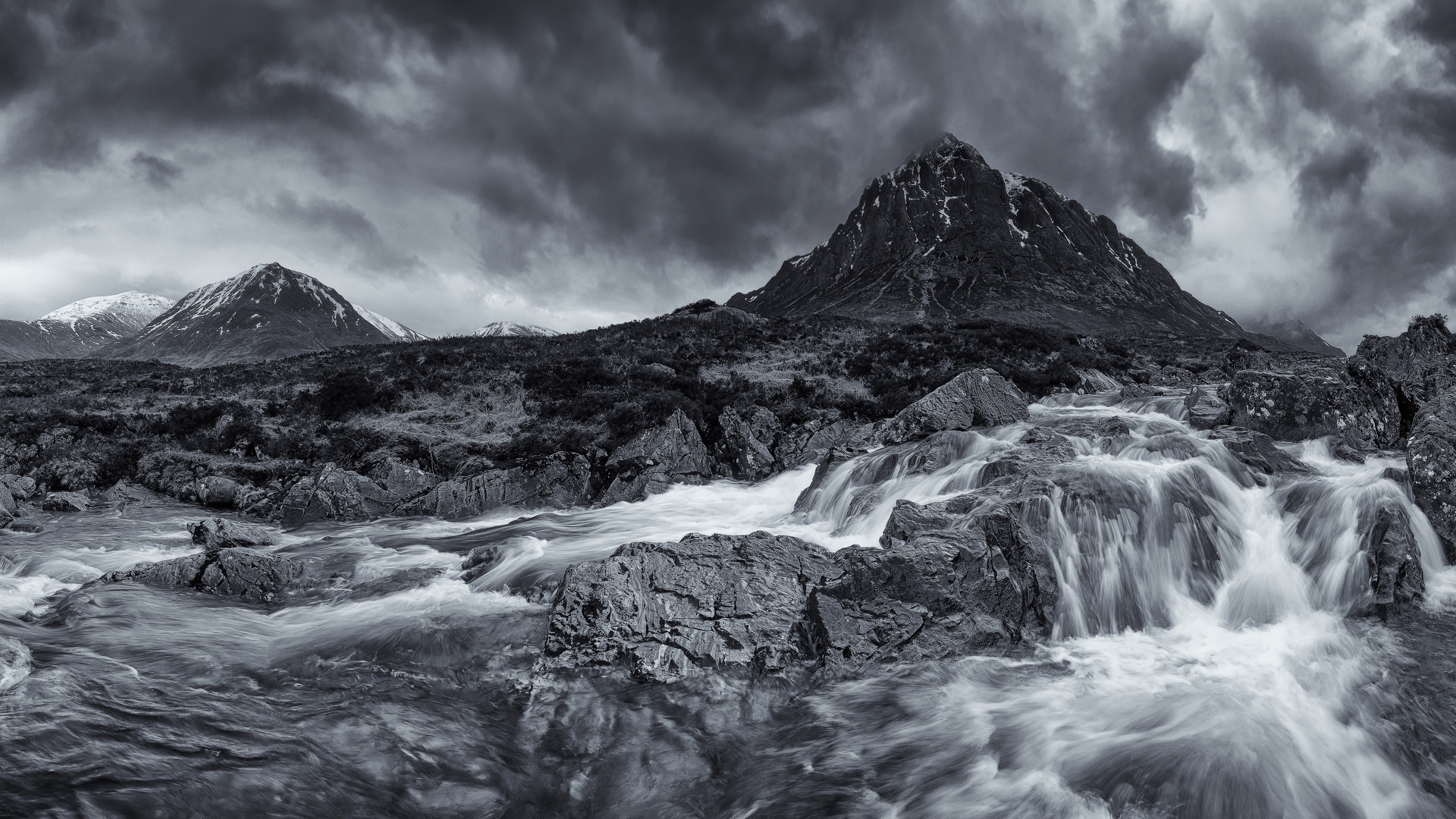 Cours d'eau dans les montagnes - noir et blanc.jpg