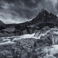 Cours d'eau dans les montagnes - noir et blanc