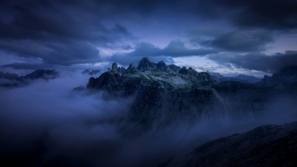 Nuit tombe dans les montagnes - Magnifique fond d'écran