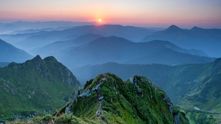 Paysage montagneux - coucher de soleil 