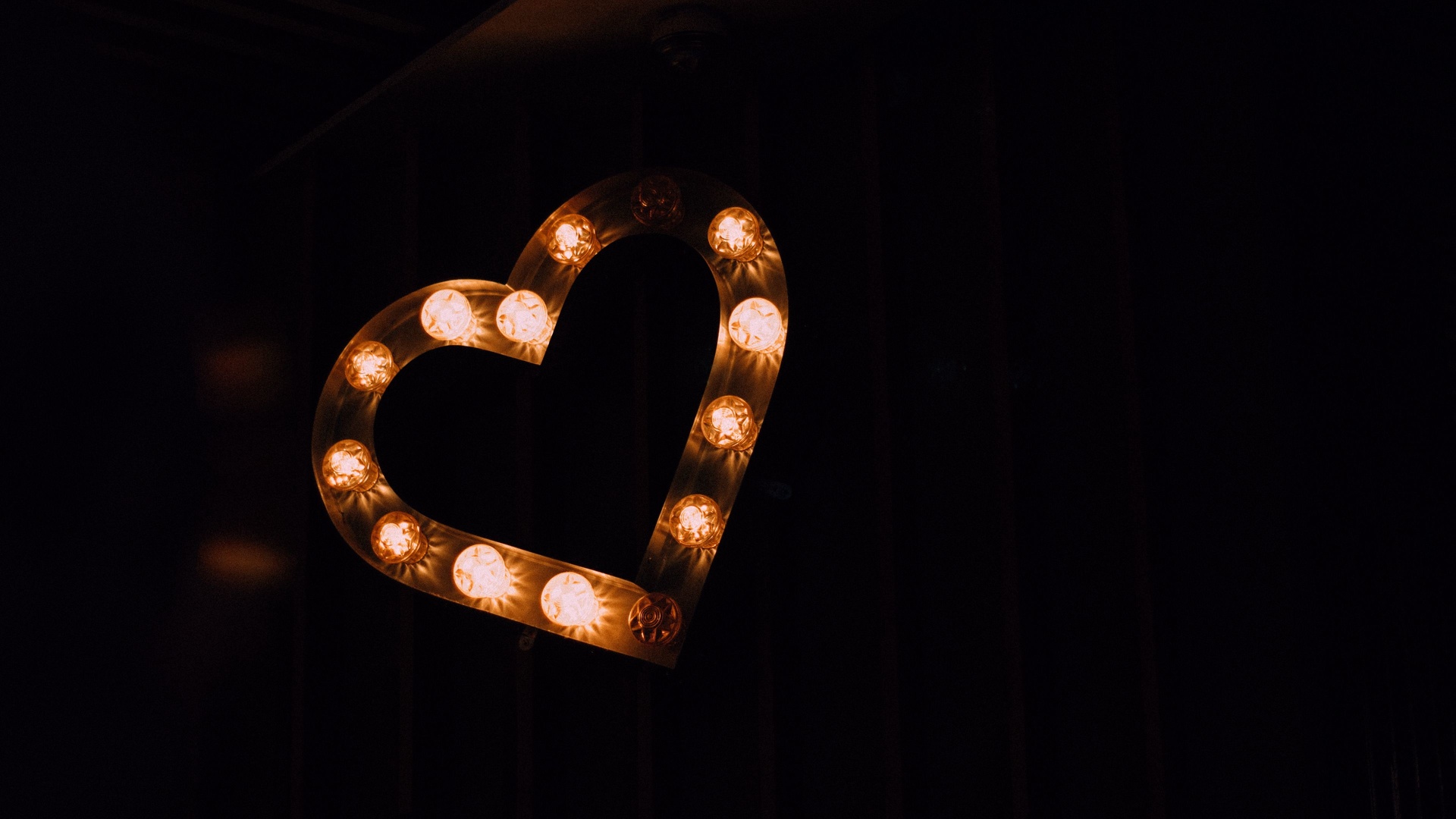 Ampoules formant un coeur.jpg