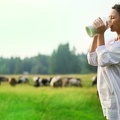 Campagne - femme buvant du lait