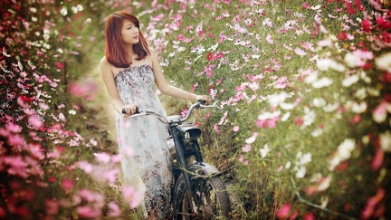 Femme asiatique - dans un champ de fleur - mobylette