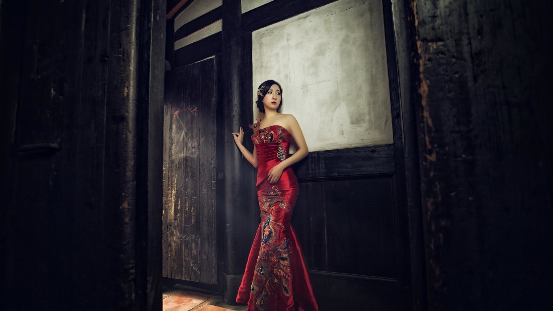 Femme asiatique - robe rouge.jpg