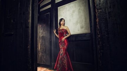 Femme asiatique - robe rouge