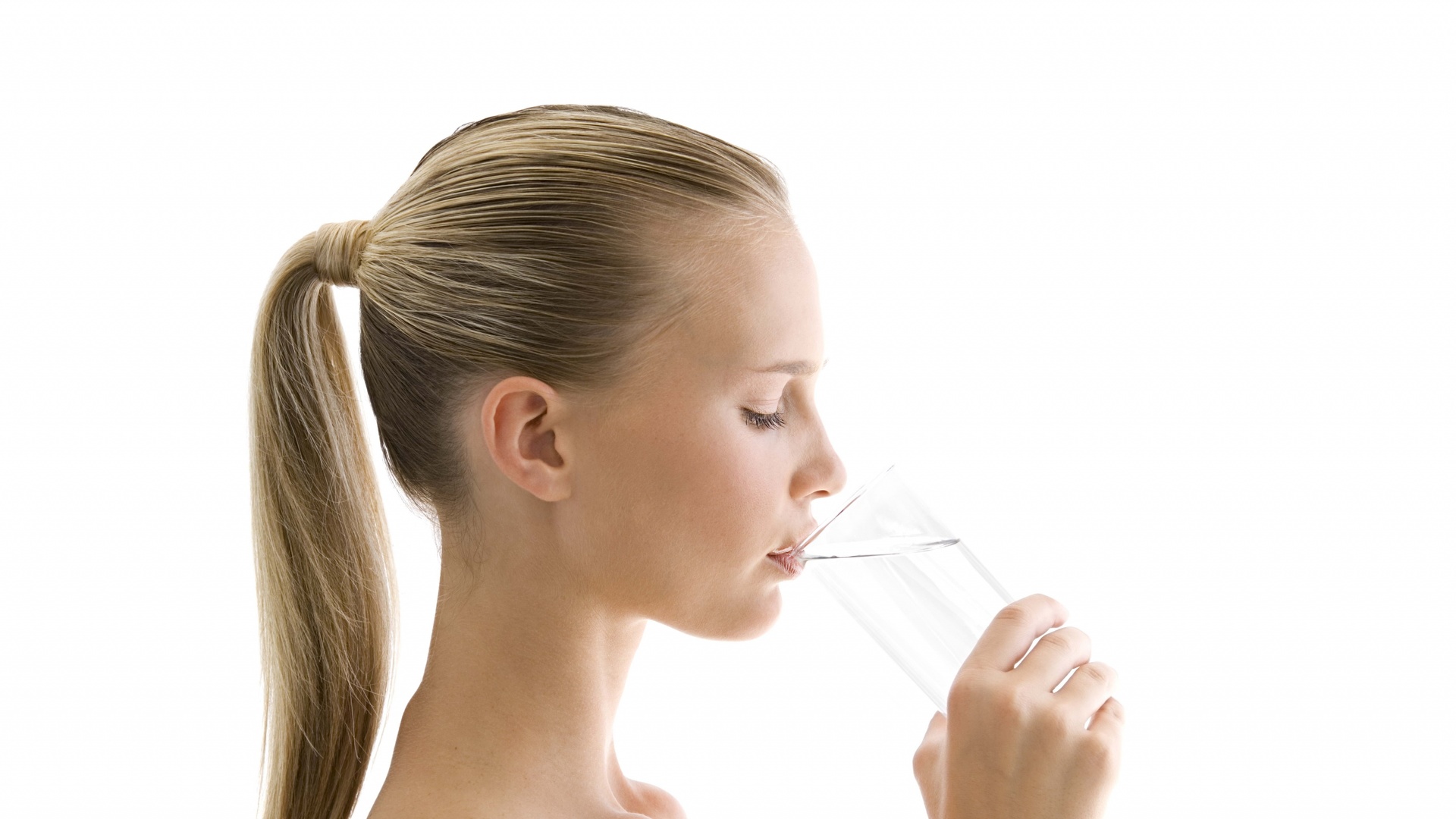 Femme boit de l'eau.jpg