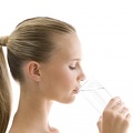 Femme boit de l'eau