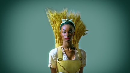 Femme botte de blé dans le dos