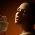 Femme buvant du café