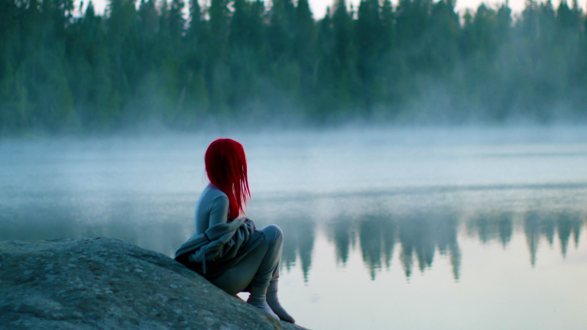 Femme cheveux rouges - bord de Lac.jpg