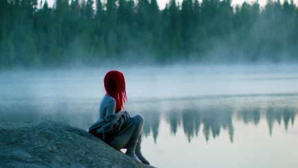 Femme cheveux rouges - bord de Lac