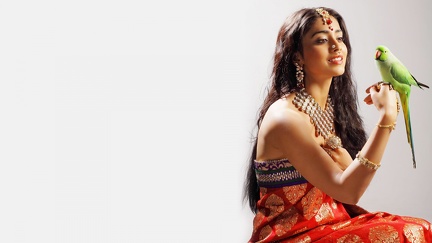 Femme indienne en habits traditionnels avec un perroquet