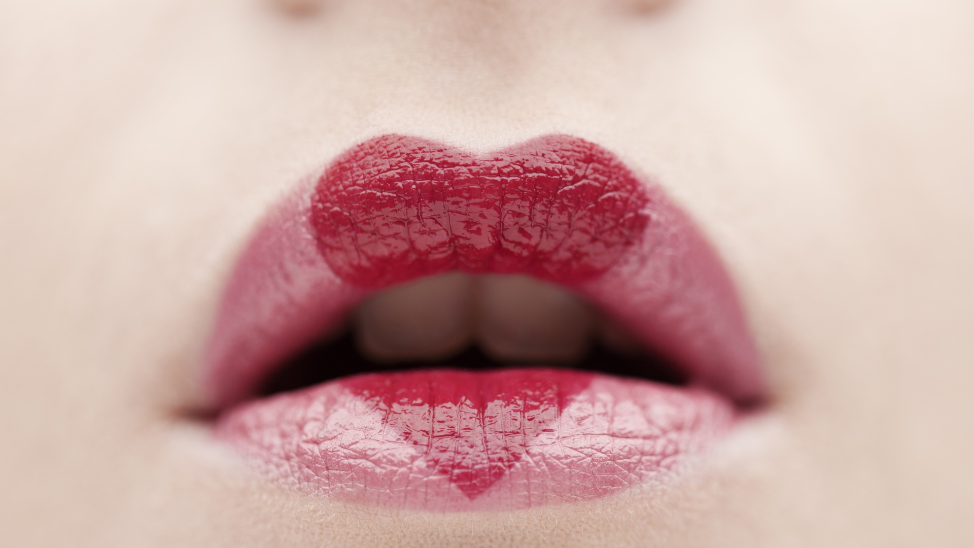 Gros plan - Lèvres - rouge à lèvre - coeur.jpg