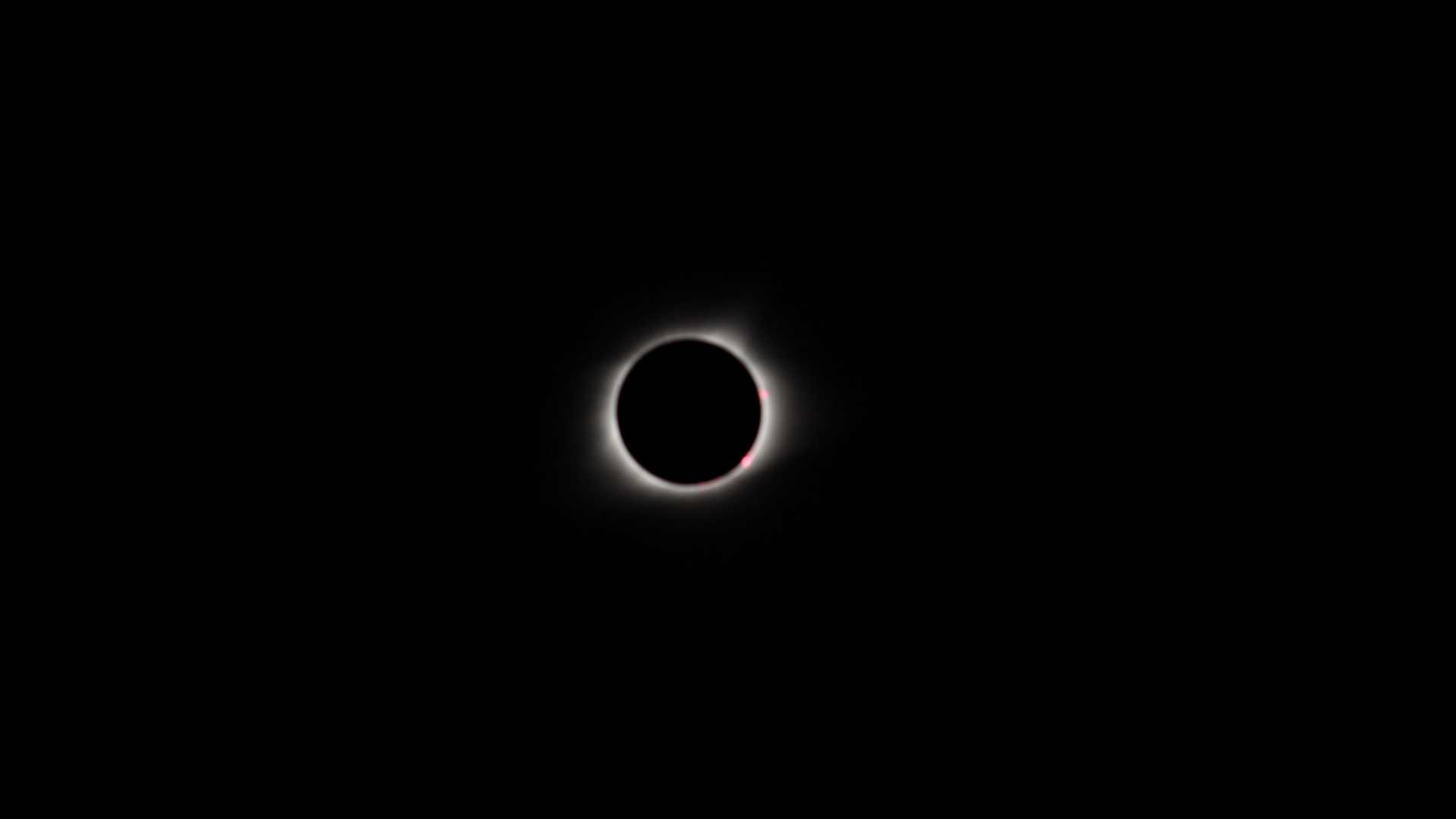 Photographie d'une éclipse en 4K.jpg