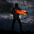 Homme tenant une flamme - Photographie 4K