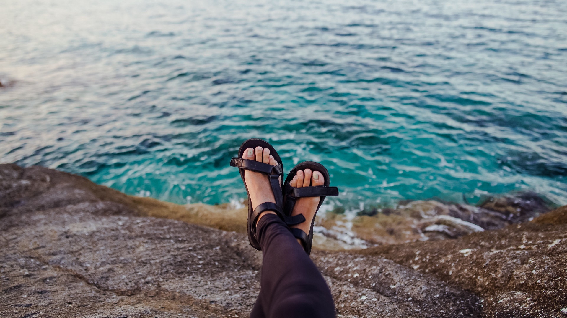 Sandales - pieds au bord de mer.jpg