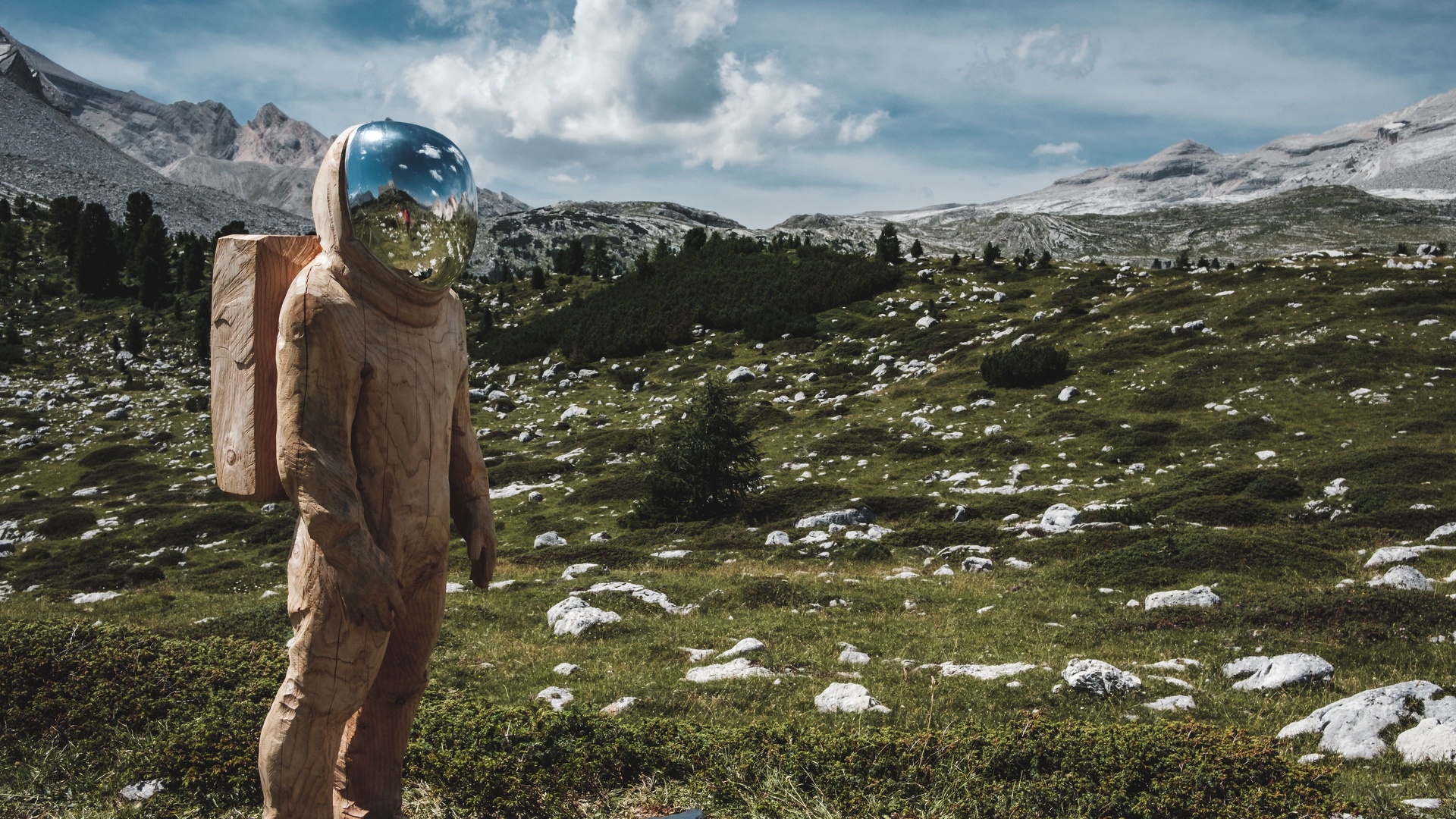 Sculpure en bois astronaute dans la nature.jpg
