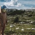 Sculpure en bois astronaute dans la nature