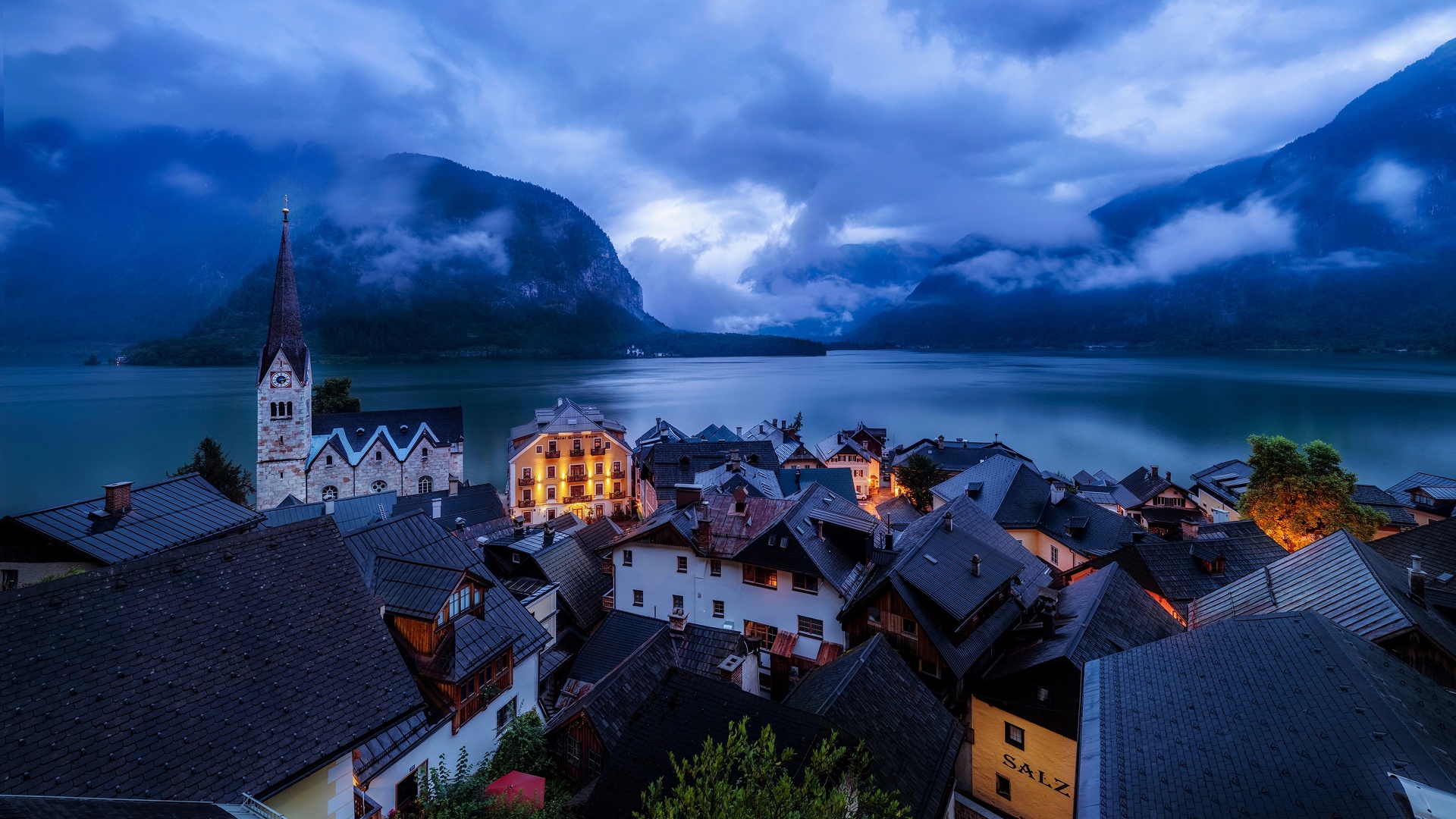 Autriche - Village en bord de Lac.jpg