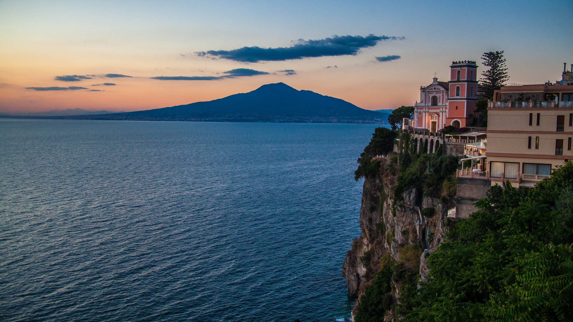 Italie Eglise en bord de mer - Napoli .jpg
