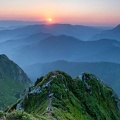 Paysage montagneux - coucher de soleil 