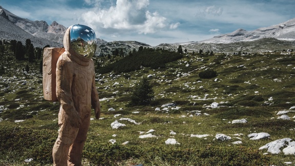 Sculpure en bois astronaute dans la nature
