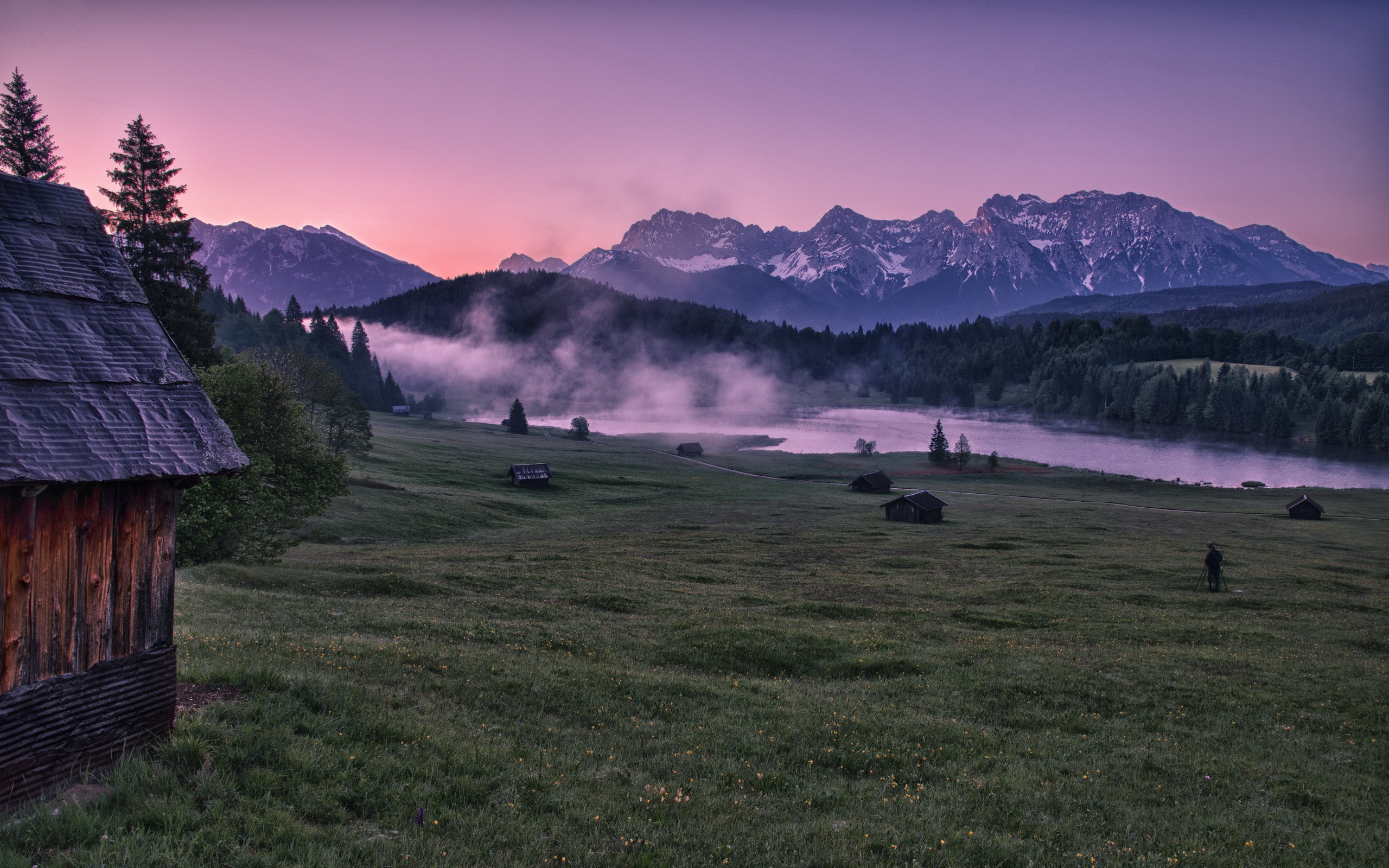 Evening in the mountains. Домик в горах. Пейзаж дом в горах. Обои домик в горах. Дом в горах туман.