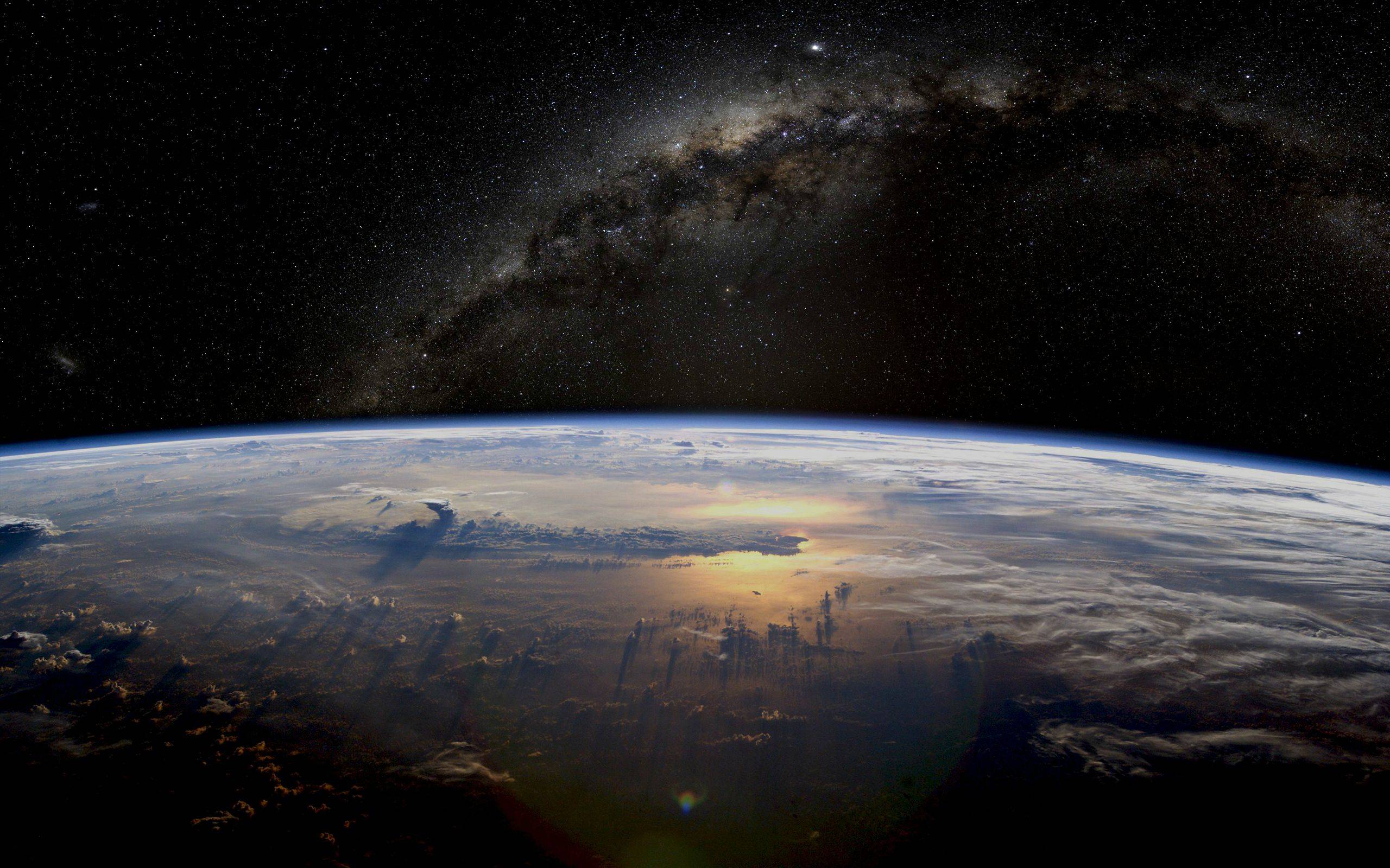 Horizon de la terre dans l'espace.jpeg