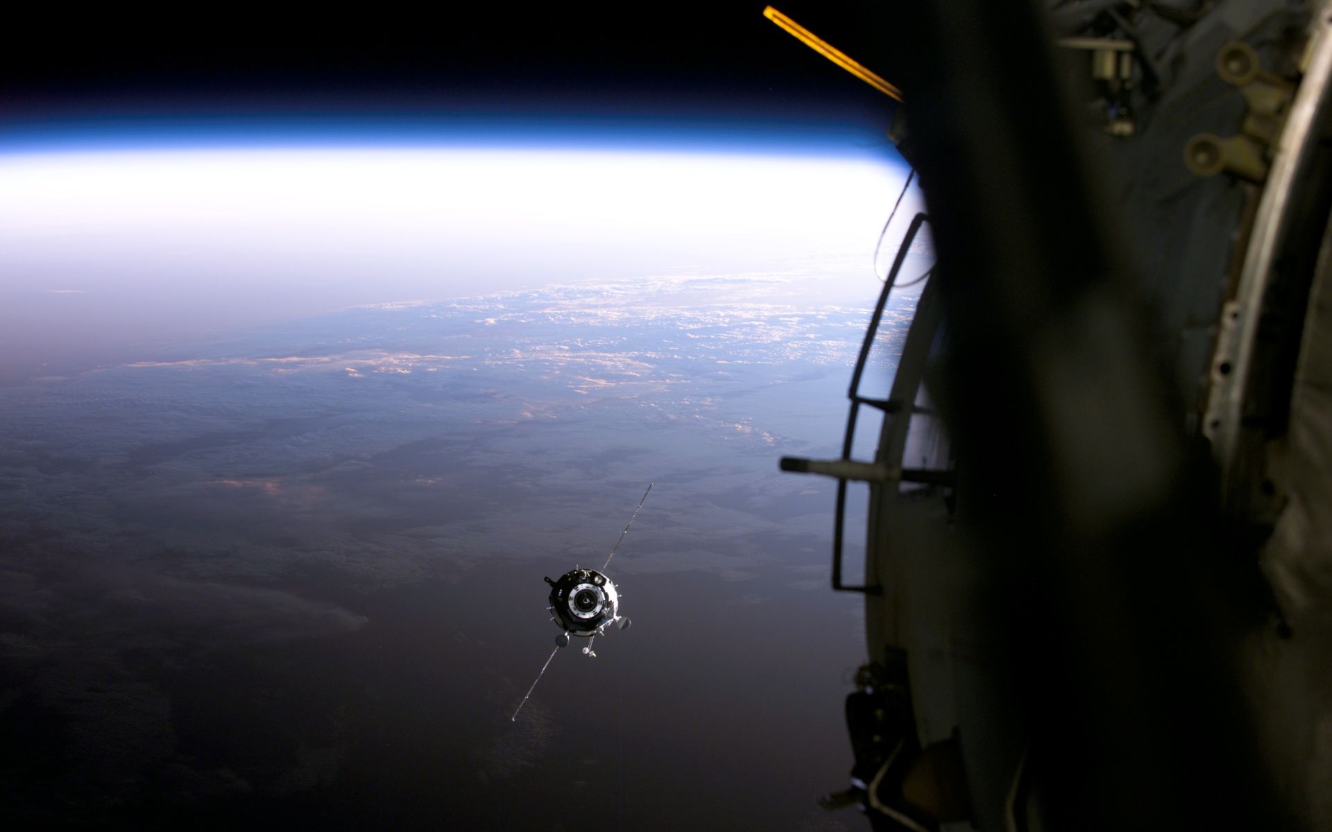 Satellite dans l'espace - Image.jpg